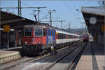 Re 421 371 steht abfahrbereit vor dem IC nach Z�rich, w�hrend 120 126 bereits auf dem Nachbargleis angekommen ist. Singen, M�rz 2017.