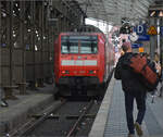 Bis heute ist mir die erste Serie 146 selten �ber den Weg gelaufen. Darum darf es auch einmal ein unscharfes Bild sein. 146 003 ist im Gegensatz zur G�terzugvariante noch im Einsatz bei der DB. K�ln, September 2026.