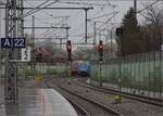 146 203 mit einem Regionalexpress Richtung Stuttgart in Lindau-Reutin hat scheinbar eine Parallelausfahrt mit 1428 028. Tatsächlich muss aber einer der Züge warten, da sich ihre Wege kreuzen. Februar 2023.