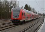 146 203 mit einem Regionalexpress Richtung Stuttgart in Lindau-Reutin. Februar 2023.