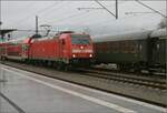146 203 mit einem Regionalexpress Richtung Stuttgart in Lindau-Reutin. Februar 2023.