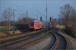 146 230 'Black Train' mit Namen 'Radolfzell' in Welschingen, deutlicher geht eine Waschaufforderung kaum. März 2023.