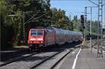 Die arg gerupfte Schwarzwaldbahn hat derzeit ein Zwischenhoch und fährt mal wieder einen Hauch zuverlässiger. 146 238 mit vier Dostos in Radolfzell. September 2023.