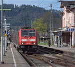 Geschlossener Bahnsteigübergang für den Schwarzwaldbahnzug mit 146 236. Ein Sichtanschluss auf den soeben abgefahrenen Zug nach Oberharmersbach. Biberach, März 2024.