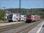 146 230 mit einem vertragswidrig kurzem Schwarzwaldbahnzug begegnet beim Halt in Engen dem IC 4900 mit schiebender Lok 147 589. August 2026.