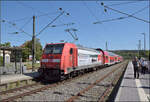 146 230 mit einem vertragswidrig kurzem Schwarzwaldbahnzug. Engen, August 2026.