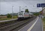 147 552 mit dem IC2 4890 in Welschingen. Juli 2025.