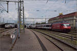 Von links nach rechts 147 591 mit IC2 4906, IC2 4899 mit 147 572, RABe 526 786, 147 566, und Re 460 101 mit EW IV-Wagen.
