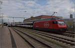 Re 460 101 in Singen und daneben 147 466, während nebenan RABe 526 751 und RABe 526 786 aus Schaffhausen einfahren. August 2025.