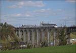 IC2 4898 mit 147 581 auf dem Eglisauer Viadukt über den Rhein.