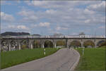 IC2 4898 mit 147 581 auf dem Eglisauer Viadukt über den Rhein. April 2026.