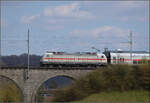 IC2 4898 mit 147 581 auf dem Eglisauer Viadukt über den Rhein. April 2026.