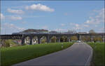 IC2 4913 mit 147 584 auf dem Eglisauer Viadukt �ber den Rhein.