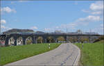IC2 4898 mit 147 581 auf dem Eglisauer Viadukt �ber den Rhein. April 2026.
