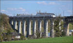 IC2 4898 mit 147 581 auf dem Eglisauer Viadukt �ber den Rhein. April 2026.