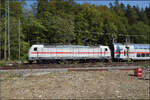 147 557 zieht IC2 4892 nach Stuttgart und muss in Hattingen den Gegenzug abwarten.