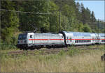 147 589 schiebt IC2 4900 nach Singen.
