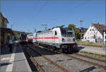 147 557 mit IC2 4892 in Engen. August 2026.