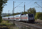 147 587 mit IC2 4914 in Welschingen. August 2026.