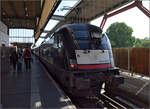 Der Taurus von Beacon 182 509 hat seine MRCE-Geschichte auf der Front noch sichtbar geschrieben. Die Lok ist mit einem n-Wagenpark und BDuu fr den Fahrradtransport zur Entlastung der Mangelwirtschaft rund um Stuttgart unterwegs. Hier im Hbf Stuttgart im Juni 2025.