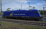 Die ehemalige Alex-Lok 183 004 steht ganz frisch von WRS mit dem neuen blauen WRS-Kleid versehen in Karlsruhe. Mai 2026.
