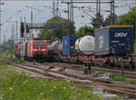 185 071 mit einem interessanten Wagenpark in Weinheim. Juli 2024.