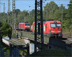 185 086 mit einem sehr übersichtlichen Zug mit Stahlplatten in Singen.