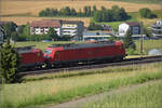185 124 und 185 131 mit einem Stahlzug bei Frick, Juni 2025.