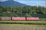 185 120 und 185 106 s�dw�rts mit Schiebewandwagen. Buggingen, September 2026.
