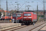 120 126 ist mit dem IC aus Stuttgart nach Z�rich in Singen angekommen und rangiert nun an Re 4/4 II 11145 und verschiedenen 185ern vorbei auf das Nachbargleis. M�rz 2026.
