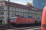 185 091 ist mit dem Wolfurter in Singen angekommen. F�r diesen Zug sind nur wenige Loks vorgesehen, die sowohl auf DB, SBB als auch �BB-Gleisen zugelassen sind. M�rz 2017.