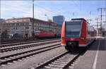 426 002 macht f�r den IRE 3 Platz und ist an den Etzwiler Bahnsteig vorgezogen. Singen, M�rz 2017.