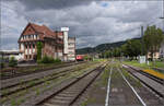 185 302 mit einem Neuwagenpark in Weinheim.