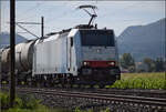 186 452 von Railpool mit einem Kesselwagenzug bei Altreu. September 2026. 
