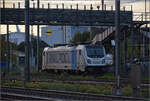 Noch schnell der Abend in Pratteln.

Auf der Rückseite des Bahnhofs sind einige Loks geparkt. Hier 187 001 der Railpool. Oktober 2024.