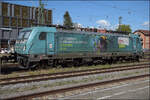 Der CFL-Traxx MS3 188 060 ist in Singen geparkt. Wenn auch verschmutzt, so ist die Folierung mit Hummel recht h�bsch. Oktober 2026.