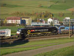 Sonnentag in Frick.

Die beiden durch SBB Cargo international geleasten Loks 193 523 'Lahn' und 189 996 im Beacon-Outfit (im Bild) mit einem Containerzug auf dem Weg zum Bözberg. Frick, November 2024.