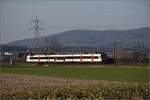 Am fast dauerverschlossenen Bahnübergang.

RBDe 560 277 in Hendschiken. Februar 2023.