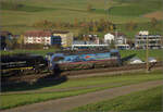 Sonnentag in Frick.

Die beiden durch SBB Cargo international geleasten Loks 193 523 'Lahn' (im Bild) und 189 996 im Beacon-Outfit mit einem Containerzug auf dem Weg zum Bözberg. Frick, November 2024.