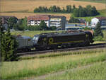 193 719 Beacon und 189 109 Akiem mit Containern bei Frick, Juni 2025.