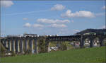 193 467 'Brig' und 193 540 'Atomium' von SBBCI mit einem Containerzug auf dem Eglisauer Viadukt über den Rhein. April 2026.