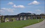193 467 'Brig' und 193 540 'Atomium' von SBBCI mit einem Containerzug auf dem Eglisauer Viadukt über den Rhein. April 2026.