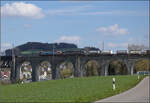 193 467 'Brig' und 193 540 'Atomium' von SBBCI mit einem Containerzug auf dem Eglisauer Viadukt über den Rhein. April 2026.