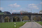 193 467 'Brig' und 193 540 'Atomium' von SBBCI mit einem Containerzug auf dem Eglisauer Viadukt über den Rhein. April 2026.