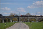 193 467 'Brig' und 193 540 'Atomium' von SBBCI mit einem Containerzug auf dem Eglisauer Viadukt über den Rhein. April 2026.