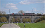 193 467 'Brig' und 193 540 'Atomium' von SBBCI mit einem Containerzug auf dem Eglisauer Viadukt über den Rhein. April 2026.