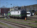 ELL 193 241 steht in Singen auf dem Platz, der einst f�r die G�ubahnloks reserviert war. April 2026.