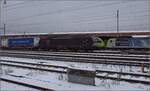Die schwarze MRCE-Lok 193 715 fällt bei dem dunklen Wetter trotz Kontrast zum Schnee kaum auf.