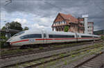 ICE 3 - 403 056 auf der Rhein-Neckar-Bahn. Weinheim, Juli 2024.