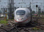 403 014 'Bergisch Gladbach' und 403 023 'Schaffhausen' in Frankfurt. Juli 2024.